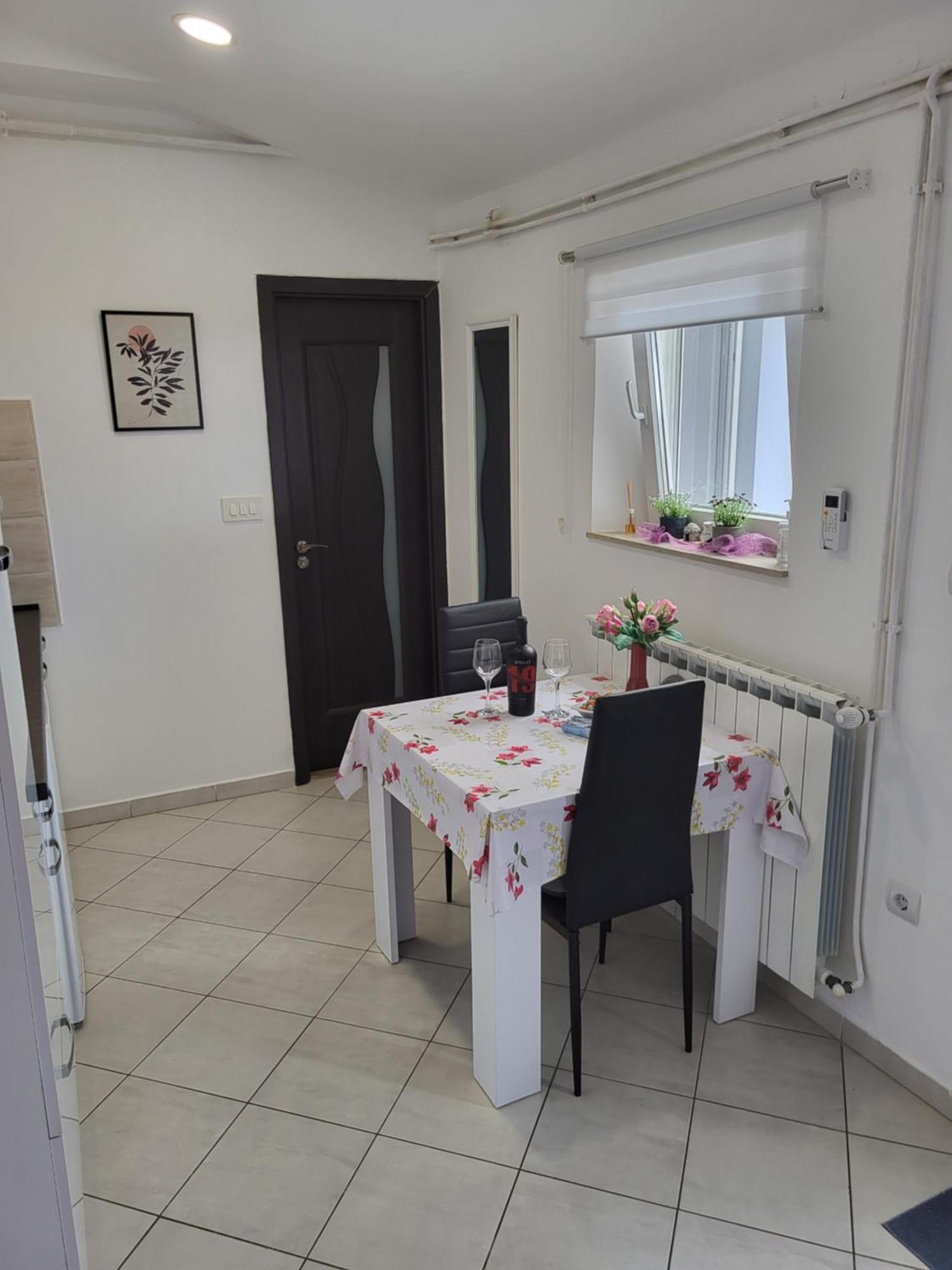 Studio Apartment City With Free Parking Pula Exteriör bild