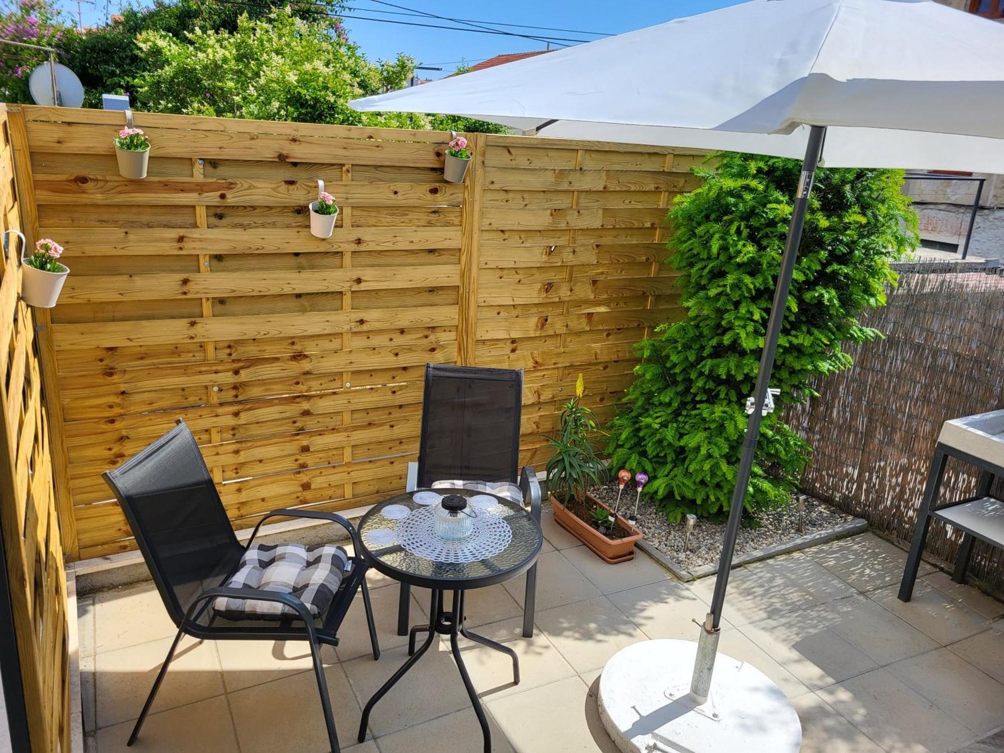 Studio Apartment City With Free Parking Pula Exteriör bild